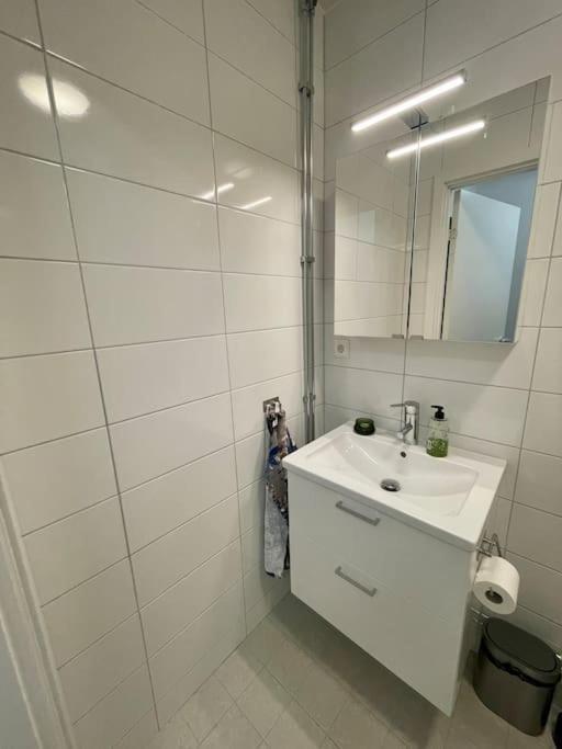 Newly Built Bright Apartment, Close To Everything If You Want To Visit Stockholm, You Will Find The Perfect Accommodation Here! Ferry Line 80 Makes It Very Convenient And Easy To Get To The City Center Nacka Ngoại thất bức ảnh