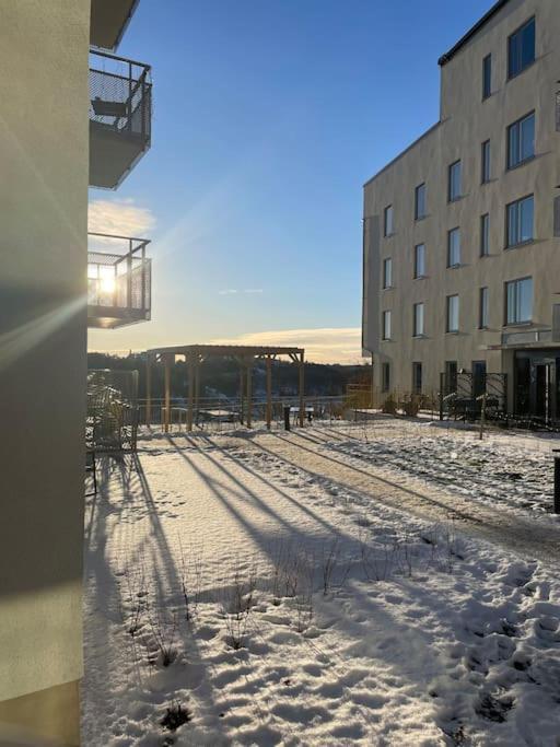 Newly Built Bright Apartment, Close To Everything If You Want To Visit Stockholm, You Will Find The Perfect Accommodation Here! Ferry Line 80 Makes It Very Convenient And Easy To Get To The City Center Nacka Ngoại thất bức ảnh