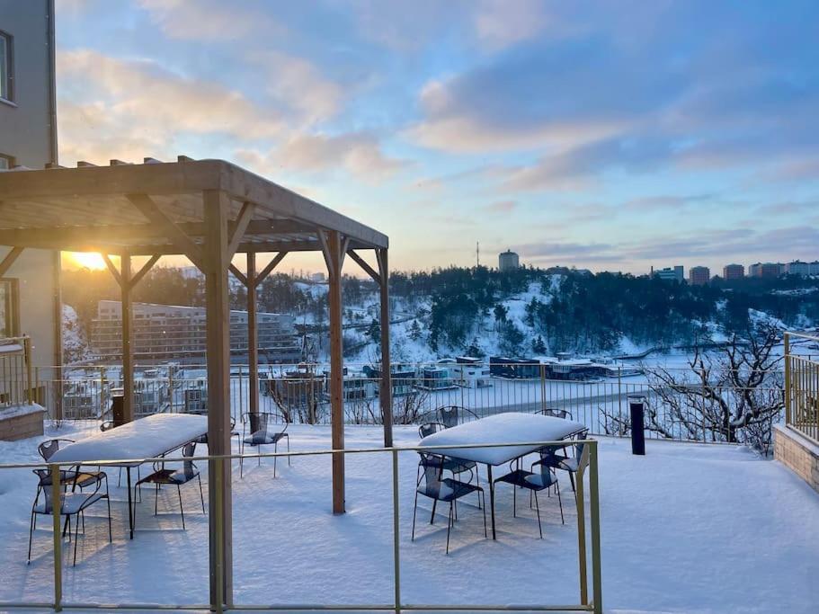 Newly Built Bright Apartment, Close To Everything If You Want To Visit Stockholm, You Will Find The Perfect Accommodation Here! Ferry Line 80 Makes It Very Convenient And Easy To Get To The City Center Nacka Ngoại thất bức ảnh