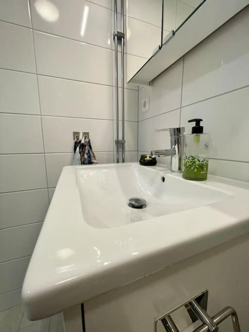 Newly Built Bright Apartment, Close To Everything If You Want To Visit Stockholm, You Will Find The Perfect Accommodation Here! Ferry Line 80 Makes It Very Convenient And Easy To Get To The City Center Nacka Ngoại thất bức ảnh