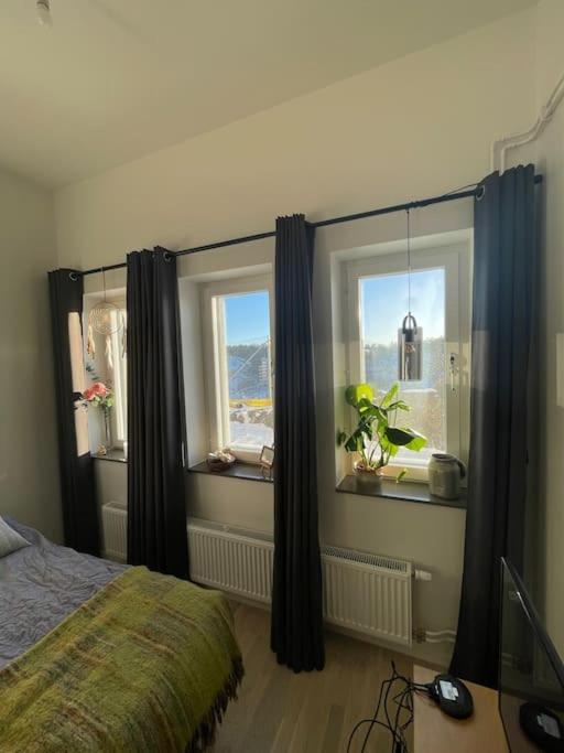 Newly Built Bright Apartment, Close To Everything If You Want To Visit Stockholm, You Will Find The Perfect Accommodation Here! Ferry Line 80 Makes It Very Convenient And Easy To Get To The City Center Nacka Ngoại thất bức ảnh