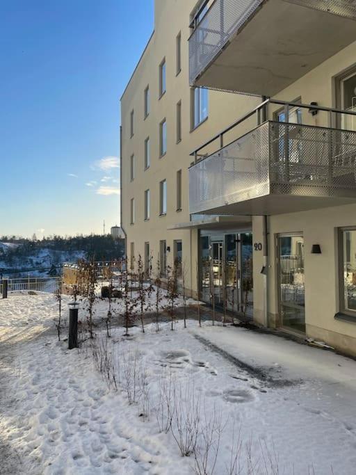 Newly Built Bright Apartment, Close To Everything If You Want To Visit Stockholm, You Will Find The Perfect Accommodation Here! Ferry Line 80 Makes It Very Convenient And Easy To Get To The City Center Nacka Ngoại thất bức ảnh