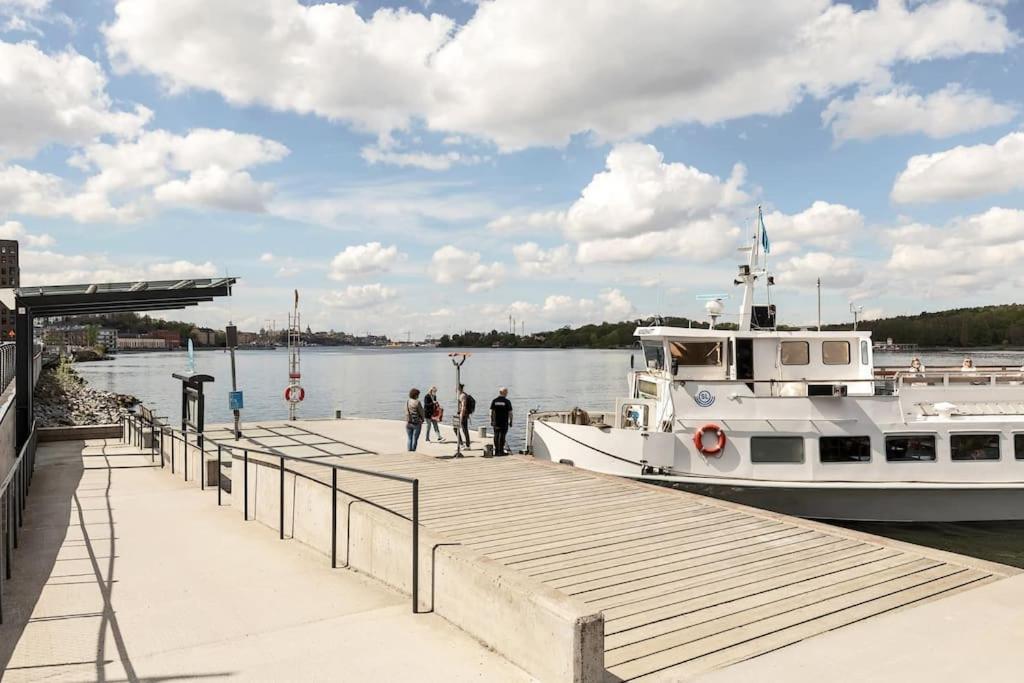Newly Built Bright Apartment, Close To Everything If You Want To Visit Stockholm, You Will Find The Perfect Accommodation Here! Ferry Line 80 Makes It Very Convenient And Easy To Get To The City Center Nacka Ngoại thất bức ảnh