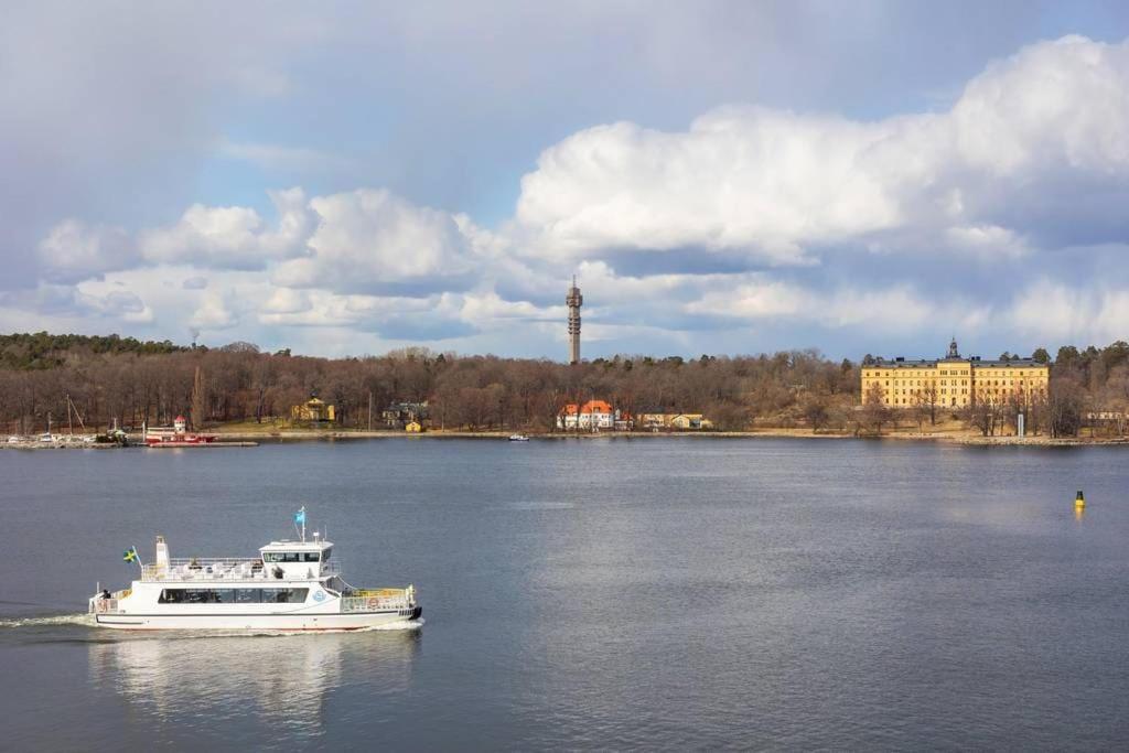 Newly Built Bright Apartment, Close To Everything If You Want To Visit Stockholm, You Will Find The Perfect Accommodation Here! Ferry Line 80 Makes It Very Convenient And Easy To Get To The City Center Nacka Ngoại thất bức ảnh