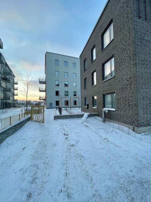 Newly Built Bright Apartment, Close To Everything If You Want To Visit Stockholm, You Will Find The Perfect Accommodation Here! Ferry Line 80 Makes It Very Convenient And Easy To Get To The City Center Nacka Ngoại thất bức ảnh