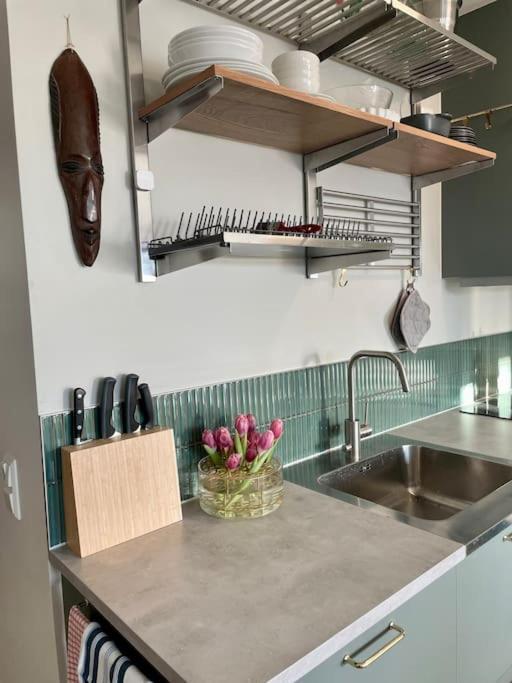 Newly Built Bright Apartment, Close To Everything If You Want To Visit Stockholm, You Will Find The Perfect Accommodation Here! Ferry Line 80 Makes It Very Convenient And Easy To Get To The City Center Nacka Ngoại thất bức ảnh