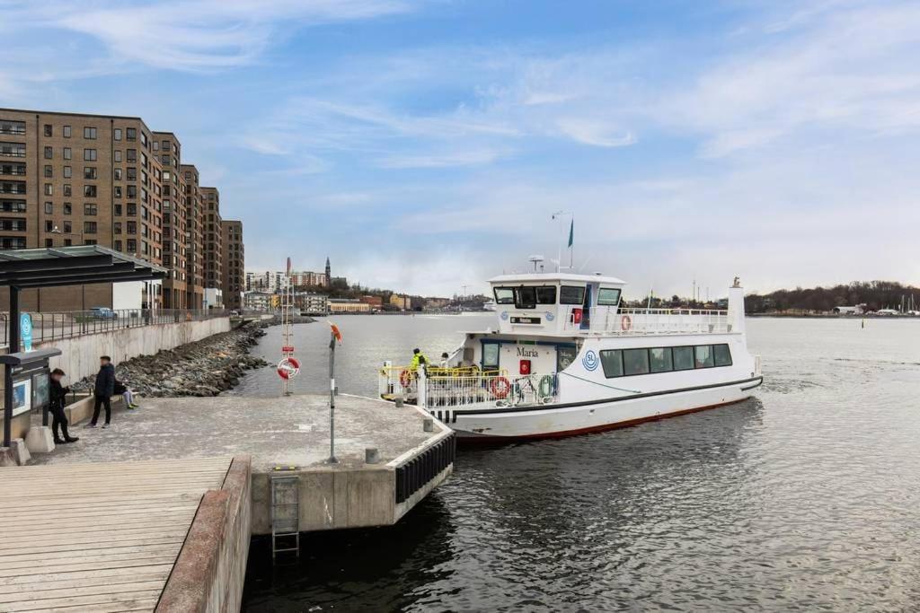 Newly Built Bright Apartment, Close To Everything If You Want To Visit Stockholm, You Will Find The Perfect Accommodation Here! Ferry Line 80 Makes It Very Convenient And Easy To Get To The City Center Nacka Ngoại thất bức ảnh